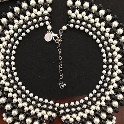 Beautiful White House Black house beaded collar necklace