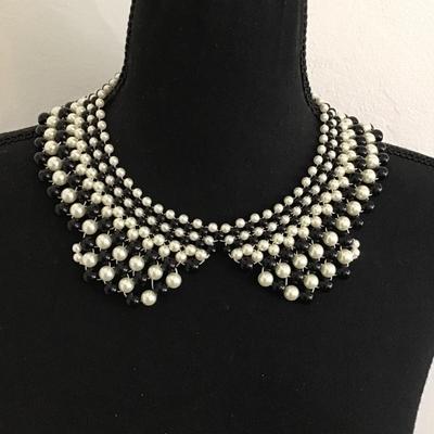 Beautiful White House Black house beaded collar necklace