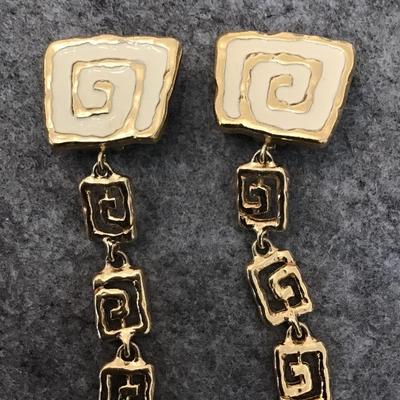 Vintage gold Tone metal with cream colored enamel inly spiral clip on earrings