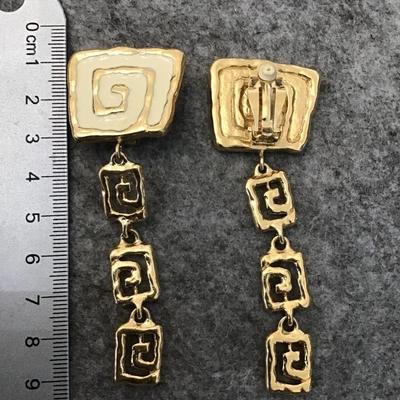Vintage gold Tone metal with cream colored enamel inly spiral clip on earrings