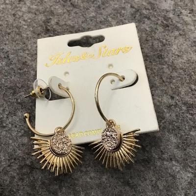 Cute Gold tone hoop earrings