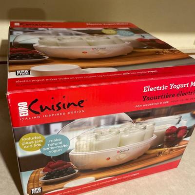 Electric yogurt maker & 6 extra jars