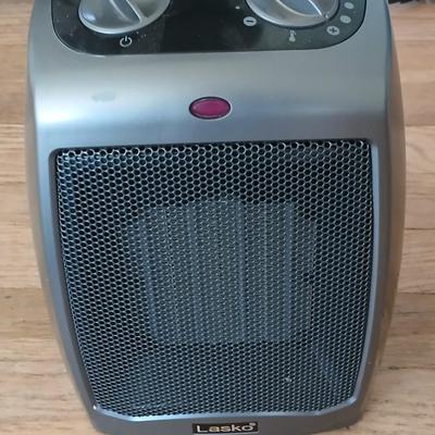 Small Lasko space heather with 4 Home collection Ribbed floor mats