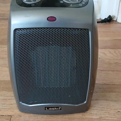 Small Lasko space heather with 4 Home collection Ribbed floor mats
