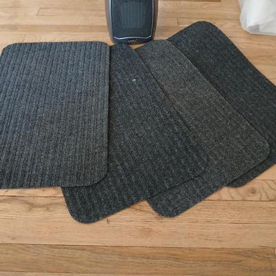 Small Lasko space heather with 4 Home collection Ribbed floor mats