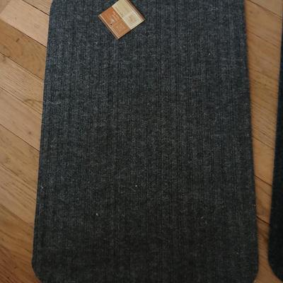 Small Lasko space heather with 4 Home collection Ribbed floor mats