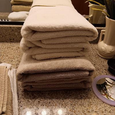 NICE BATH TOWELS, MCCOY VASE WITH FAUX FLOWERS AND MORE