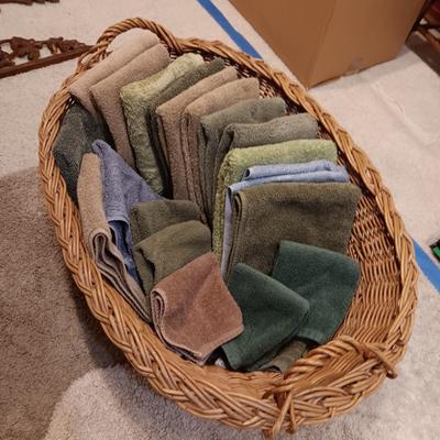 LARGE BASKET FULL OF HAND TOWELS AND WASHCLOTHS PLUS BATH RUGS
