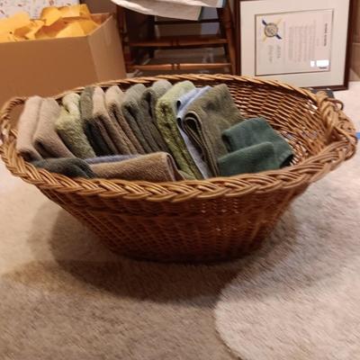 LARGE BASKET FULL OF HAND TOWELS AND WASHCLOTHS PLUS BATH RUGS