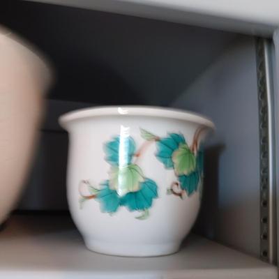 4 MEDIUM SIZE FLOWER POTS