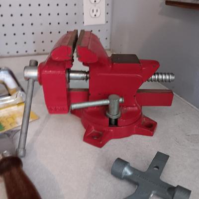 SWIVEL BENCH VISE, STUD FINDER AND MORE