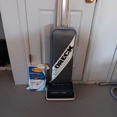 ORECK DUCKS UNLIMITED VACUUM WITH EXTRA BAGS
