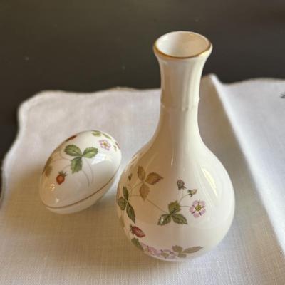 Two pretty Wedgwood porcelain pieces