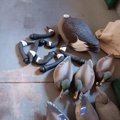 6 WEIGHTED DUCKS AND 8 GEESE HUNTING DECOYS