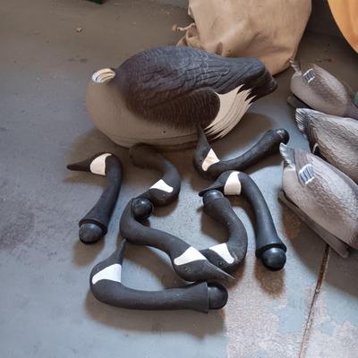 6 WEIGHTED DUCKS AND 8 GEESE HUNTING DECOYS