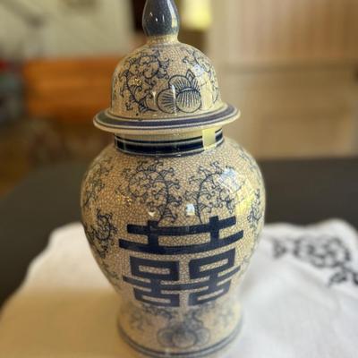 Navy flower Asian vase with lid