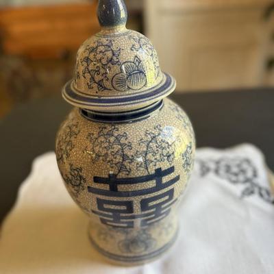 Navy flower Asian vase with lid