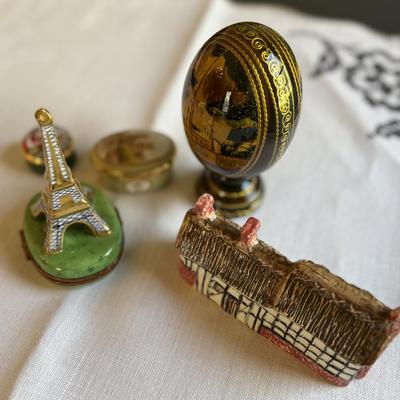 Lot of miscellaneous porcelain storage pieces