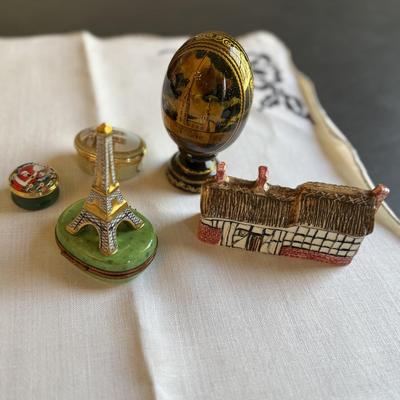 Lot of miscellaneous porcelain storage pieces