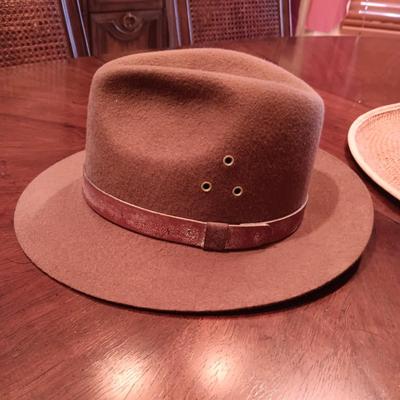 MEN'S COLUMBIA STRAW HAT AND A FELT HAT WITH A LEATHER BAND