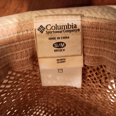 MEN'S COLUMBIA STRAW HAT AND A FELT HAT WITH A LEATHER BAND