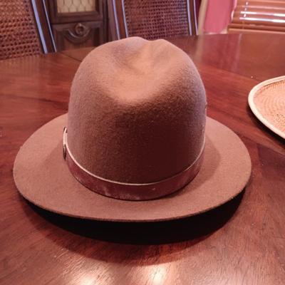 MEN'S COLUMBIA STRAW HAT AND A FELT HAT WITH A LEATHER BAND