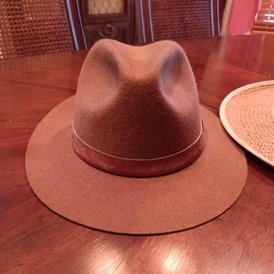 MEN'S COLUMBIA STRAW HAT AND A FELT HAT WITH A LEATHER BAND