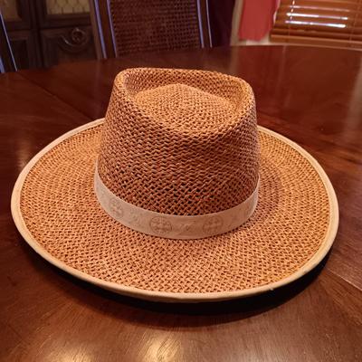 MEN'S COLUMBIA STRAW HAT AND A FELT HAT WITH A LEATHER BAND