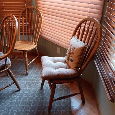 NICE SOLID WOOD DINING TABLE W/3 LEAVES, 6 CHAIRS (2 CAPTAIN) AND SEAT CUSHIONS