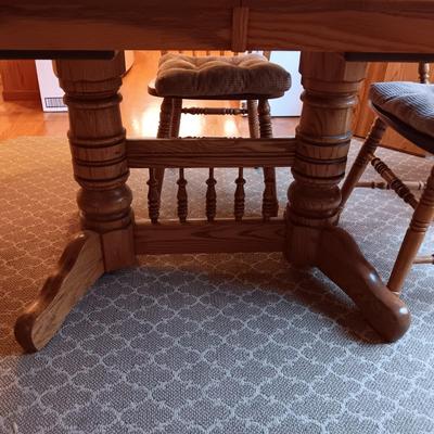 NICE SOLID WOOD DINING TABLE W/3 LEAVES, 6 CHAIRS (2 CAPTAIN) AND SEAT CUSHIONS