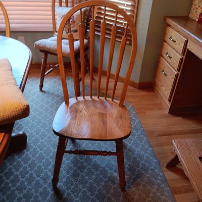 NICE SOLID WOOD DINING TABLE W/3 LEAVES, 6 CHAIRS (2 CAPTAIN) AND SEAT CUSHIONS