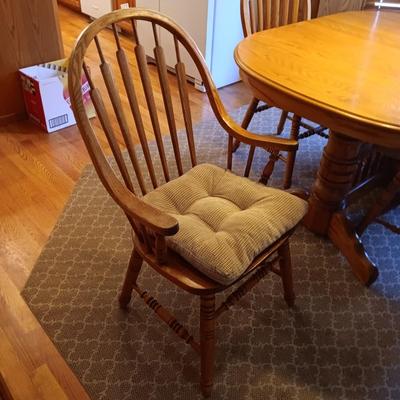 NICE SOLID WOOD DINING TABLE W/3 LEAVES, 6 CHAIRS (2 CAPTAIN) AND SEAT CUSHIONS