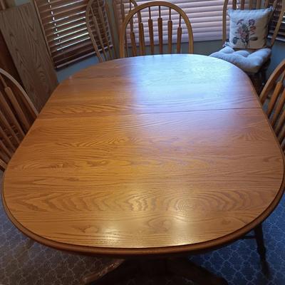 NICE SOLID WOOD DINING TABLE W/3 LEAVES, 6 CHAIRS (2 CAPTAIN) AND SEAT CUSHIONS