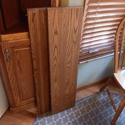 NICE SOLID WOOD DINING TABLE W/3 LEAVES, 6 CHAIRS (2 CAPTAIN) AND SEAT CUSHIONS