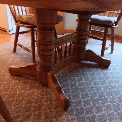 NICE SOLID WOOD DINING TABLE W/3 LEAVES, 6 CHAIRS (2 CAPTAIN) AND SEAT CUSHIONS