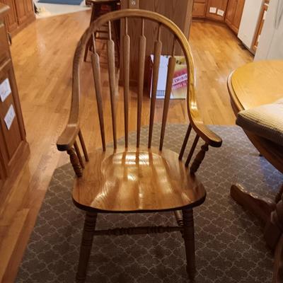 NICE SOLID WOOD DINING TABLE W/3 LEAVES, 6 CHAIRS (2 CAPTAIN) AND SEAT CUSHIONS
