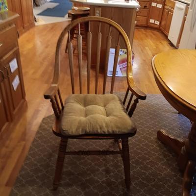 NICE SOLID WOOD DINING TABLE W/3 LEAVES, 6 CHAIRS (2 CAPTAIN) AND SEAT CUSHIONS