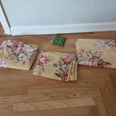 Three flat sheets with floral print - Queen sized - Laura Ashley