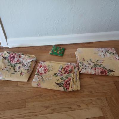 Three flat sheets with floral print - Queen sized - Laura Ashley