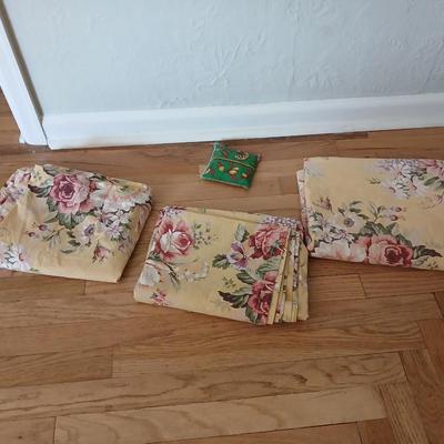 Three flat sheets with floral print - Queen sized - Laura Ashley