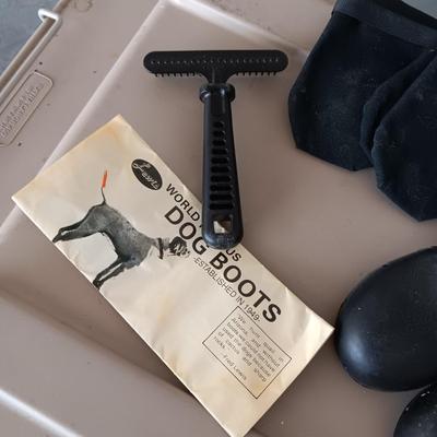 DOGLOO LARGE PET KENNEL, LARGE DOG BOOTS AND COMB