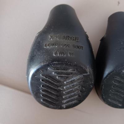 DOGLOO LARGE PET KENNEL, LARGE DOG BOOTS AND COMB
