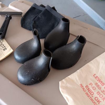DOGLOO LARGE PET KENNEL, LARGE DOG BOOTS AND COMB