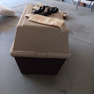 DOGLOO LARGE PET KENNEL, LARGE DOG BOOTS AND COMB