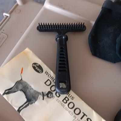 DOGLOO LARGE PET KENNEL, LARGE DOG BOOTS AND COMB