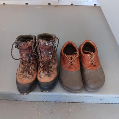 MEN'S CABELAS BOOTS AND CROCS SIZE 10