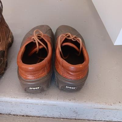MEN'S CABELAS BOOTS AND CROCS SIZE 10