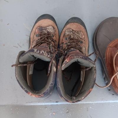 MEN'S CABELAS BOOTS AND CROCS SIZE 10