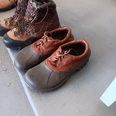 MEN'S CABELAS BOOTS AND CROCS SIZE 10