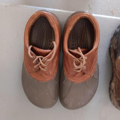MEN'S CABELAS BOOTS AND CROCS SIZE 10